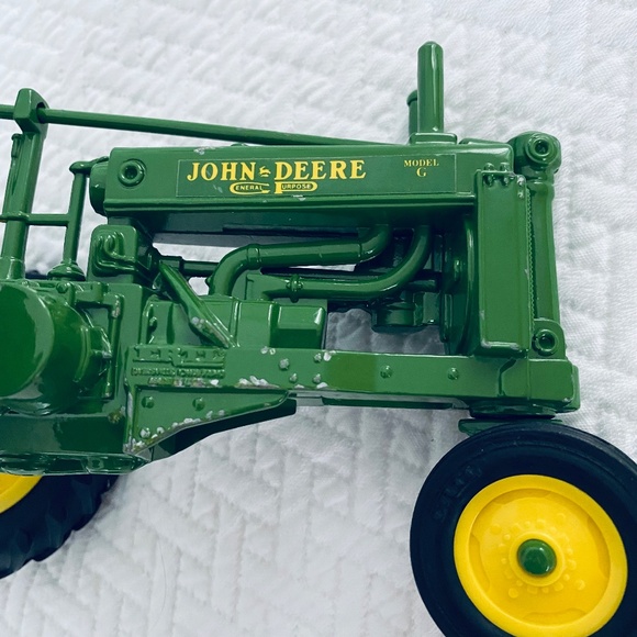 SOLD Vintage John Deere Diecast Model G Tractor - Picture 5 of 7